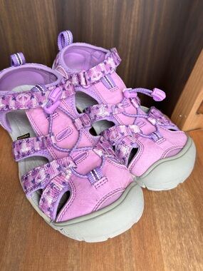 KEEN junior Purple/pink Outdoor hybrid water sandal size 3 22cm